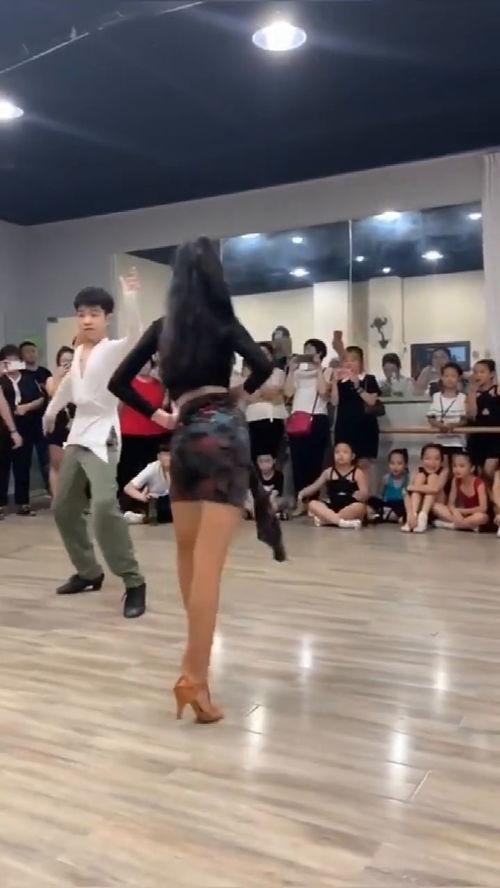 跳拉丁舞的视频,跟随跳拉丁舞视频领略异域风情