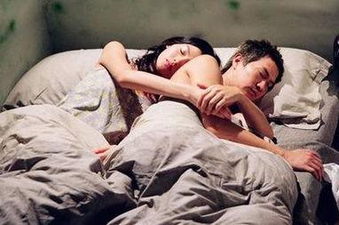 亲吻视频大全床 辣妞,床边激情视频大全揭秘