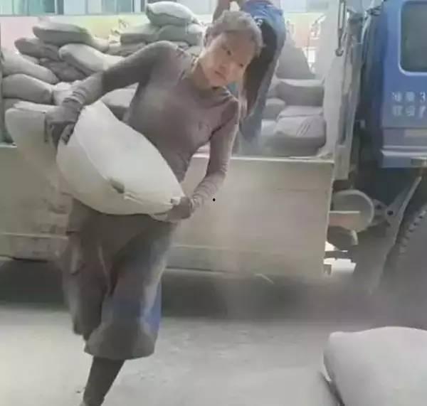 扛水泥的女孩视频,扛水泥的青春力量